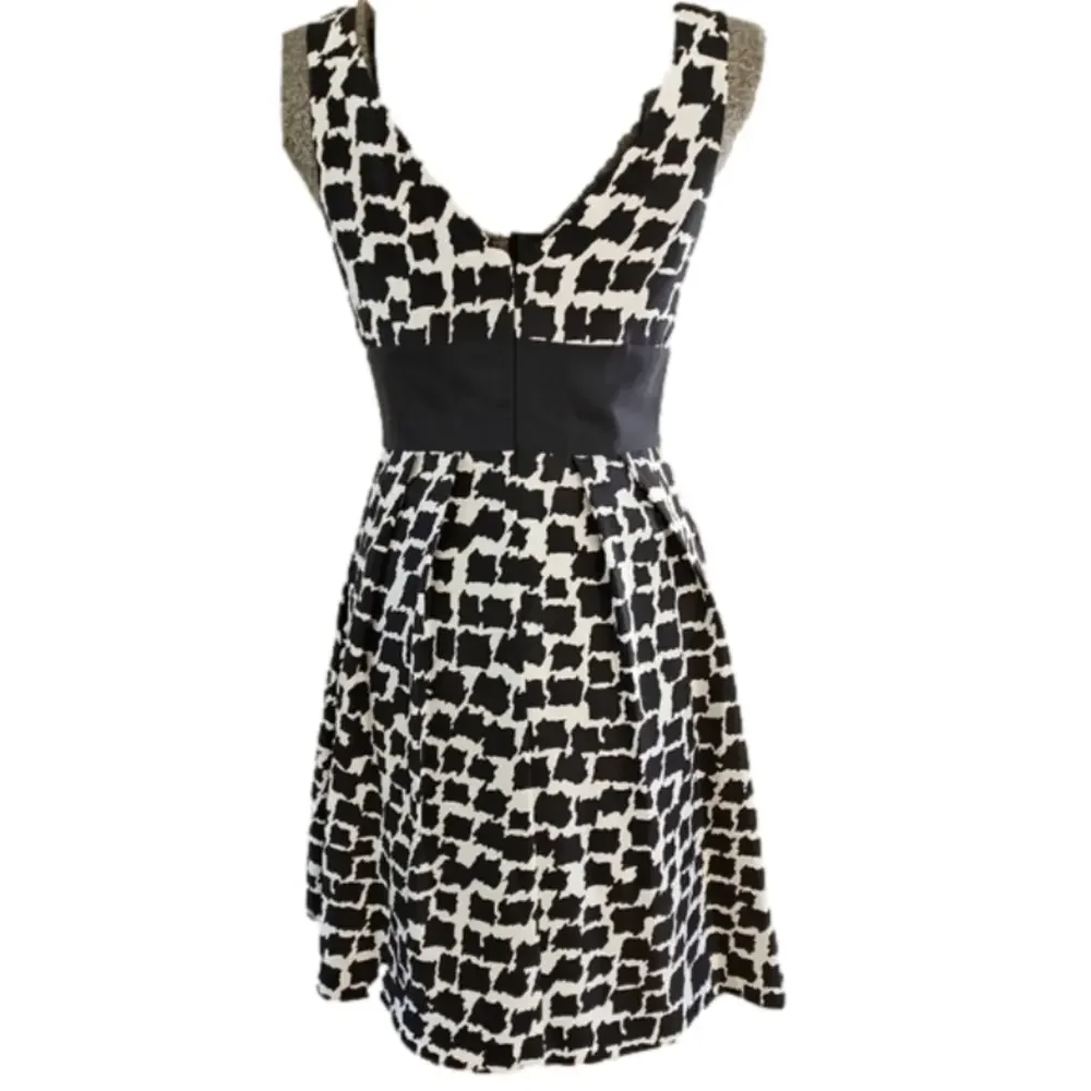 WHITE HOUSE BLACK MARKET 100% Silk Party Cocktail Empire Waist V-Neck Dress-Size